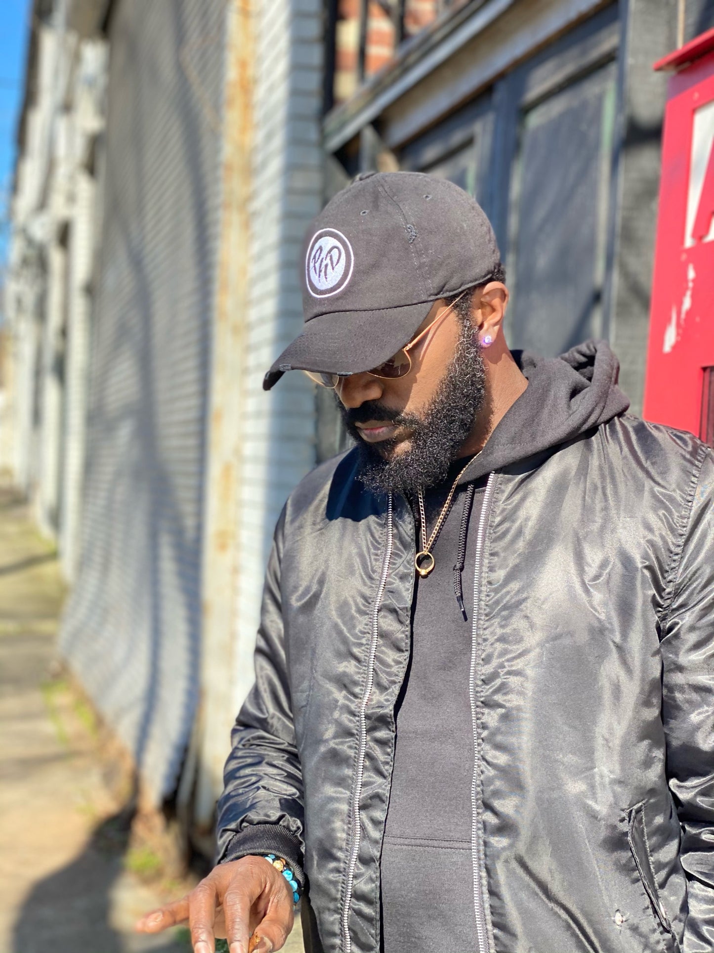 BLACK & WHITE DISTRESSED DAD HAT